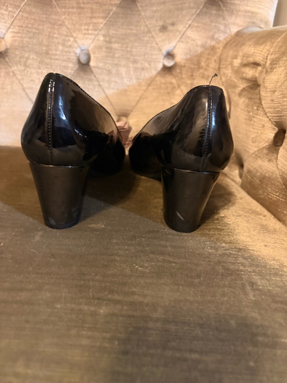 Vero Cuoio Black Patent Heels with Blush Bow Accent - Picture 3 of 5
